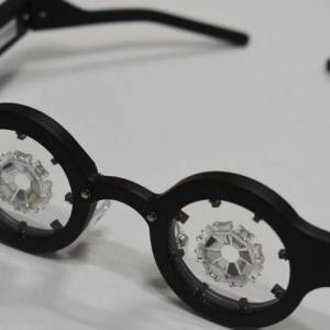 Японская компания разработала очки для коррекции близорукости
