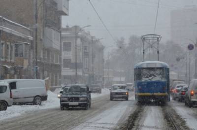 Авто на скользкой дороге вылетело на площадь в Одессе: кадры жуткого ДТП