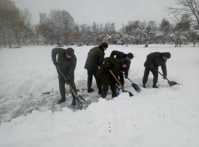 Военнослужащие 6 отдельной гвардейской механизированной бригады помогают жителям города справляться с последствиями снегопада