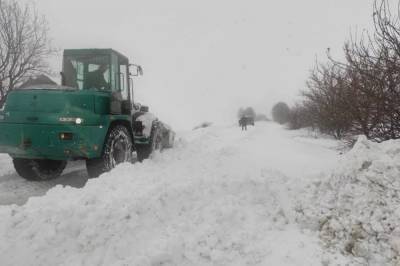В Украине почти тысяча авто попала в снежный плен: спасатели отчитались об осложнениях движения (фото и видео)