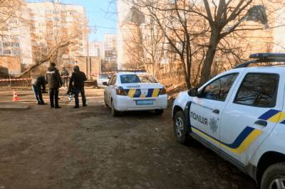 Избили и обстреляли: в Черновцах неизвестные напали на двух людей в авто (фото и видео)