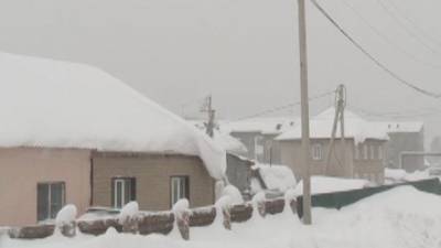 В Кузбассе под тяжестью снега чуть не обрушилась крыша многоквартирного дома