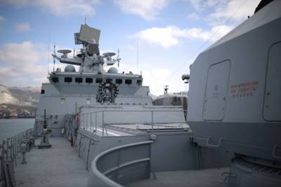 Российский фрегат провел учения в Черном море, куда зашли два эсминца США