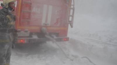 Снежный оползень сошел на трассу в Красноярском крае