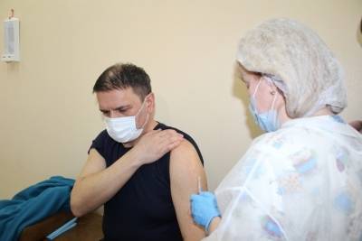 Делай, как я — депутаты областной Думы подали согражданам пример дружной вакцинации