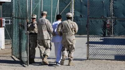 СМИ сообщили о планах Пентагона вакцинировать от COVID-19 заключённых Гуантанамо