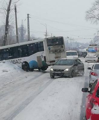 В Кемерове автобус с пассажирами вылетел в кювет