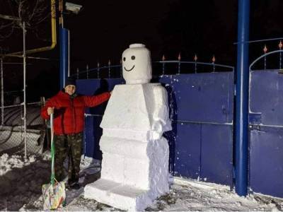 Под Одессой мужчина создал огромного снеговика в стиле Лего (фото)