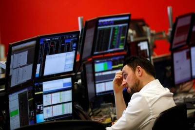 Европейские акции просели, инвесторы осторожны на фоне суматохи вокруг хедж-фондов на Уолл-стрит