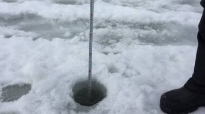 В Пензе специалисты измерили толщину льда на Суре
