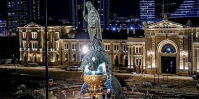 «Саруман на яйце Kinder». В Сети критикуют гигантский памятник, установленный в центре Белграда