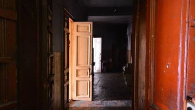 Труп мужчины нашли в квартире жилого дома в Южно-Сахалинске