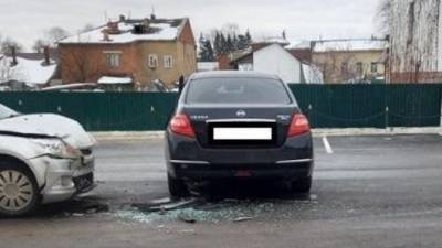 «Ниссан» в Калужской области не уступил дорогу и врезался в «Форд Фокус»