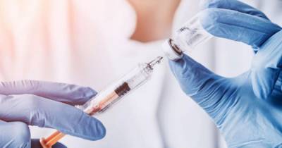 Без третьего этапа: Рада приняла закон об экстренной регистрации вакцины против COVID-19