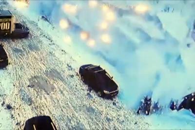 Опубликовано видео падения глыбы снега на женщин с крыши морга