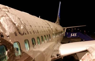 В Японии из-за снегопадов самолет после посадки выкатился за пределы ВПП