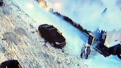 В Уфе снежная «лавина» сошла с крыши морга на двух женщин и автомобиль