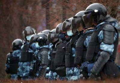 СК требует ареста уроженки Украины, напавшей на полицейского на незаконной акции в Москве