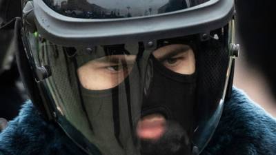 Напавших на правоохранителей в центре Москвы требуют арестовать