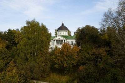 В Подмосковье выставлена на продажу восстановленная старинная усадьба «Петровское»