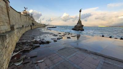 Шторм повредил главную набережную Севастополя (ФОТО)