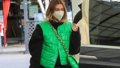 Хейли Бибер показывает как носить модный зеленый цвет