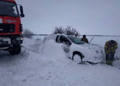 Сотни авто в снежных ловушках и поваленные деревья: в Украине до сих пор царит непогода – фото