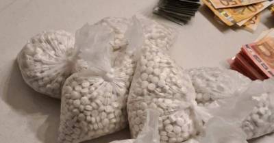 ФОТО. В Пурвциемсе и Торнякалнсе нашли более 7000 таблеток MDMA, кокаин, марихуану и оружие