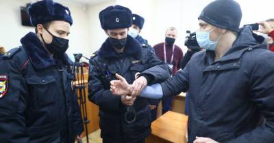 Слёзы и наручники: приговор экс-полицейским по делу обварившегося в отделе на Киевской в фотографиях