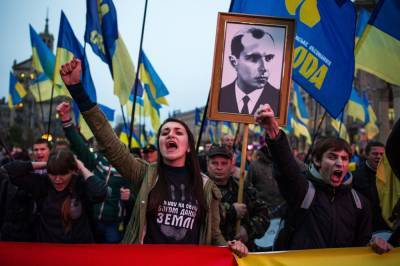 Украинские депутаты требуют вернуть Бандере и Шухевичу звания «героев»