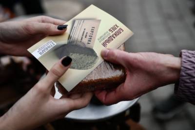Крымские чиновники извинились после критики акции с "блокадным хлебом" для пенсионеров