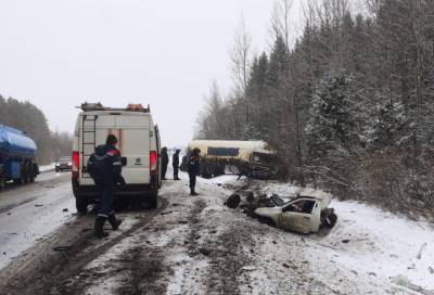 В страшном ДТП на трассе А-120 в Ленобласти погибли водитель и пассажир легковушки