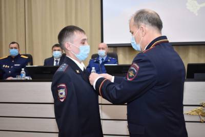 Двух новочебоксарских полицейских наградили медалями «За смелость во имя спасения»