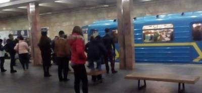 "Не надо было спешить": голову девушки зажало в харьковском метро, видео