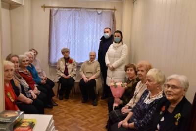 «Единая Россия» в Карелии устроила встречу с блокадниками без масок и соцдистанции