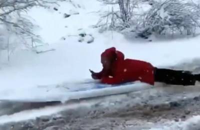 В сети показали видео, как одессит “серфил” по снегу
