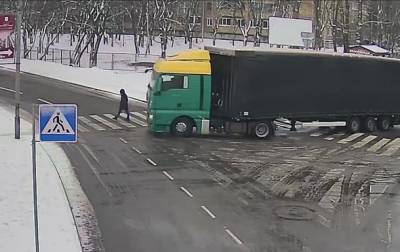 В Киеве грузовик на переходе сбил женщину. 18+