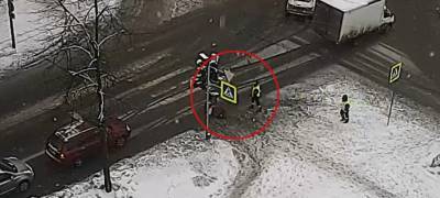Сотрудники ГИБДД Петрозаводска спасли бабушку, упавшую на пешеходном переходе (ВИДЕО)