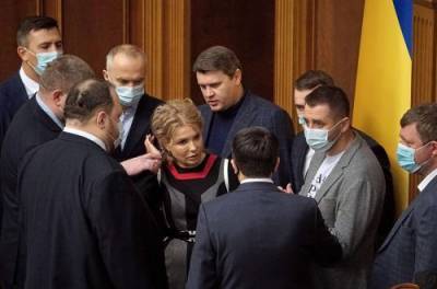 "Новая" Тимошенко в стильном наряде окружила себя толпой мужчин