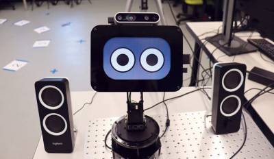 «Скажи cheese»: в США появился робот-фотограф, который умеет шутить