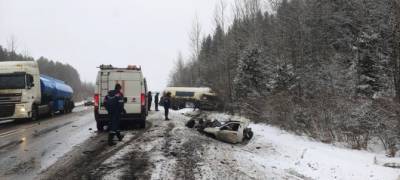 В ДТП с грузовиком в Ленобласти погибли два человека