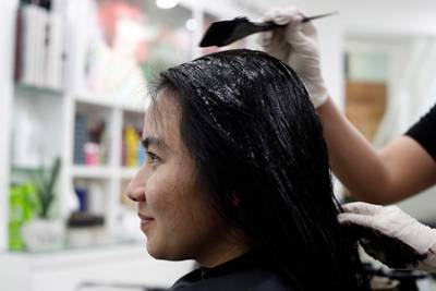 Эксперты раскрыли полезные лайфхаки для окрашивания волос в домашних условиях