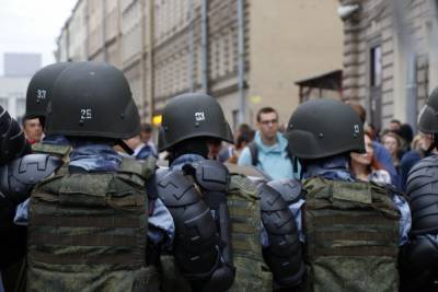 Соседи заявили, что боятся семью пострадавшей на митинге в Петербурге женщины