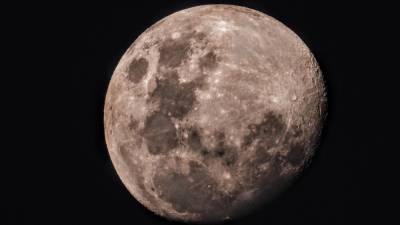 Запасы воды на Луне могут пополняться "земным ветром"