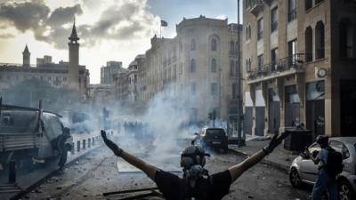 Демонстранты в Ливане подожгли мэрию города Триполи (ВИДЕО) и мира