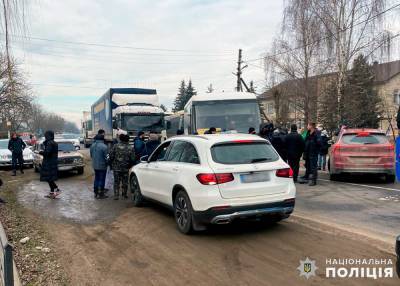 Тарифный протест на Буковине: Люди перекрыли дорогу