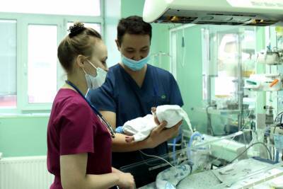 Петербургские врачи спасли переболевшего коронавирусом недоношенного младенца