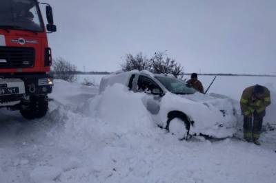 Дороги засыпало до 60 см снега: Зеленскому доложили о транспортном коллапсе на юге Украины