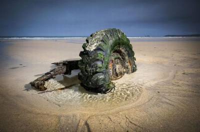 Затонувший 30 лет назад внедорожник показался из песка