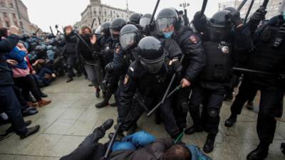 В РФ арестовали украинку: обвиняют в избиении полицейского на митинге в поддержку Навального
